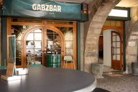 Réalisation 3 Rénovation bar à vin : un projet complet et sur-mesure - Rumilly