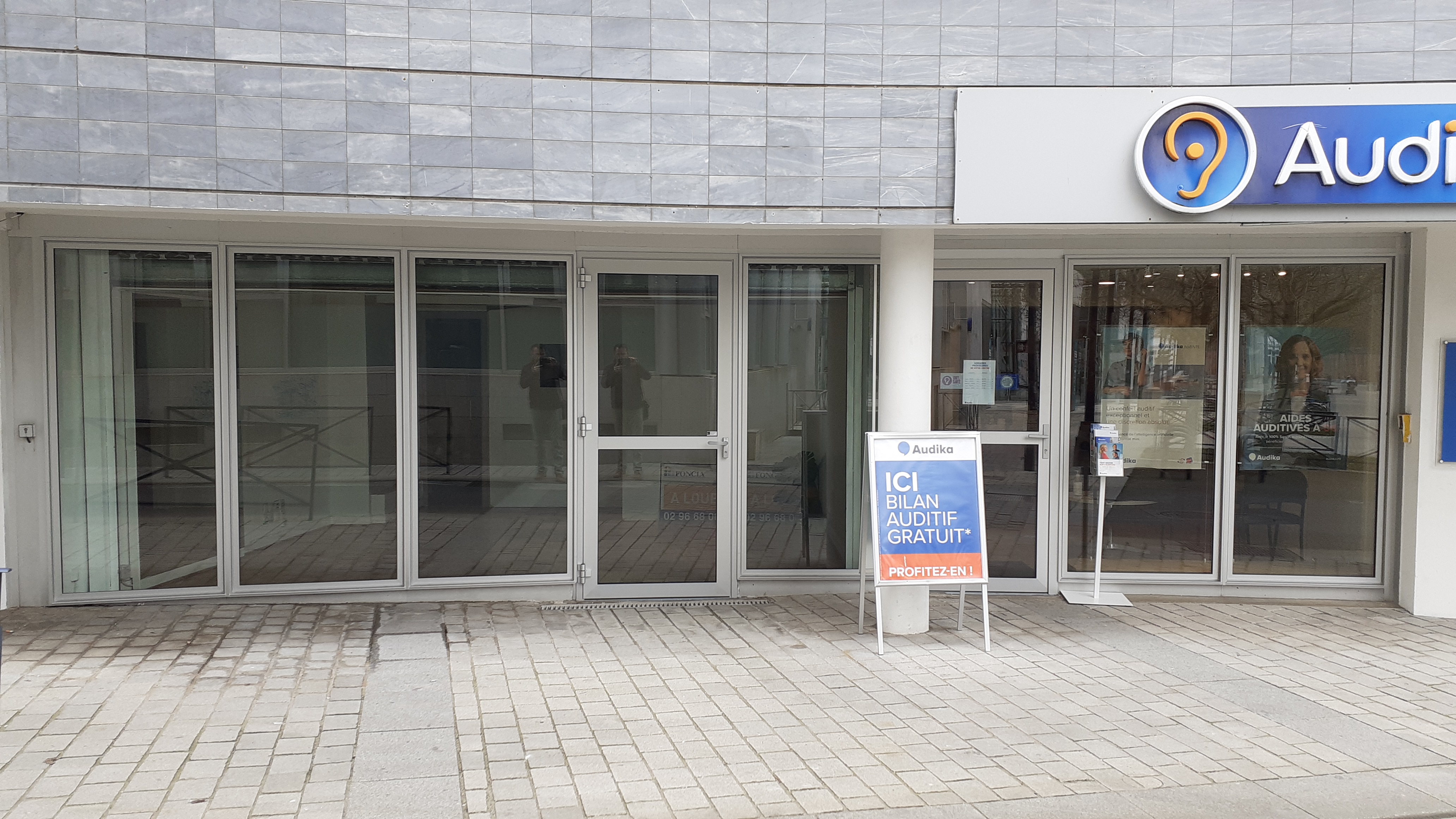 Réalisation Remplacer deux vitrines commerciales : modernisation et sécurité pour des locaux à Saint-Brieuc - Saint-Brieuc