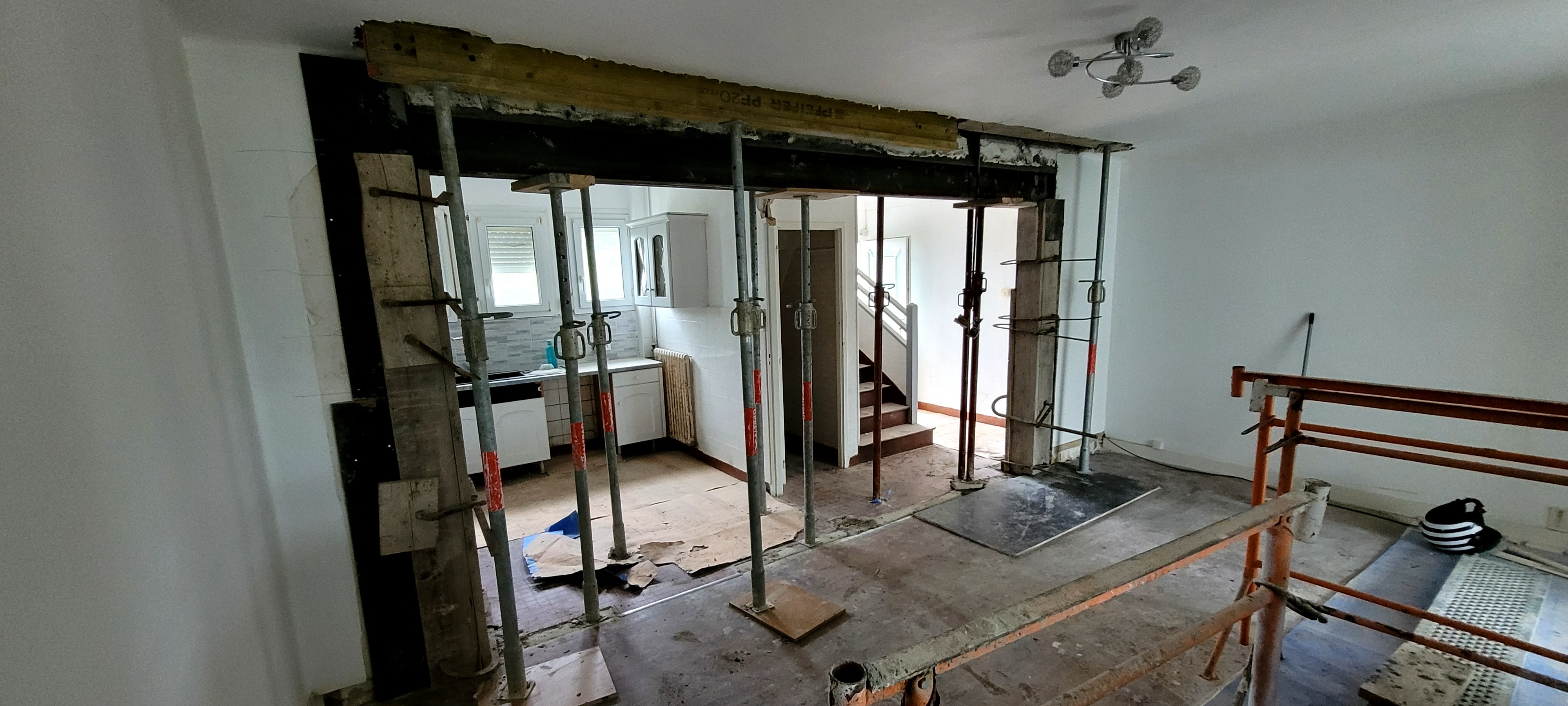 Réalisation Ouverture mur porteur et remplacement de menuiseries extérieures - Pont-l'Abbé