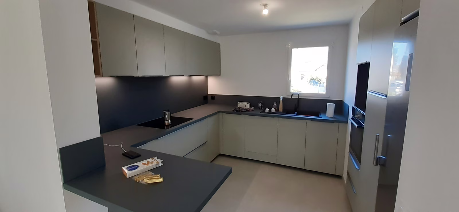 Transformer un rez-de-chaussée pour créer une vraie entrée, une cuisine neuve et une salle d’eau moderne - Saint-Alban