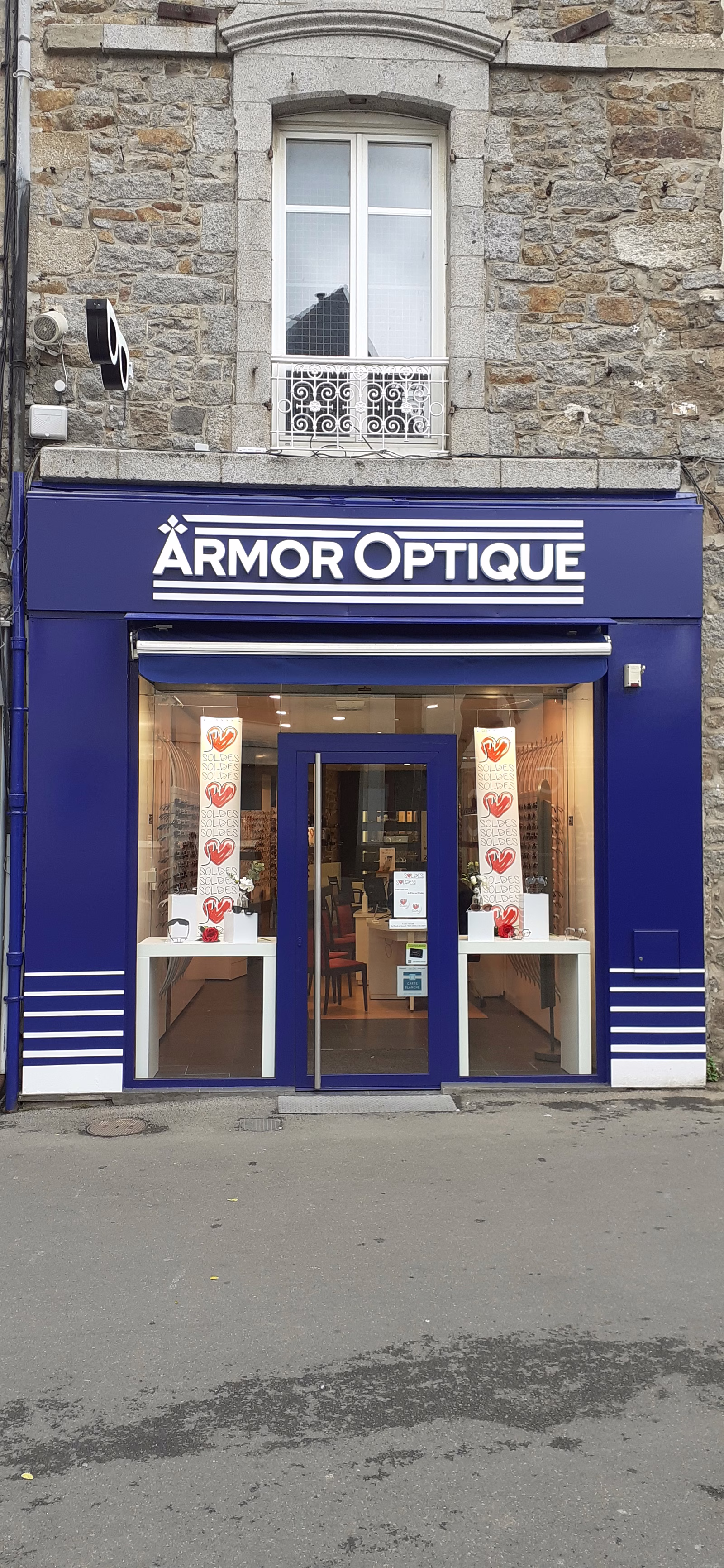 Nouvelle identité visuelle pour ARMOR OPTIQUE : une façade rafraîchie et plus attractive - Saint-Brieuc
