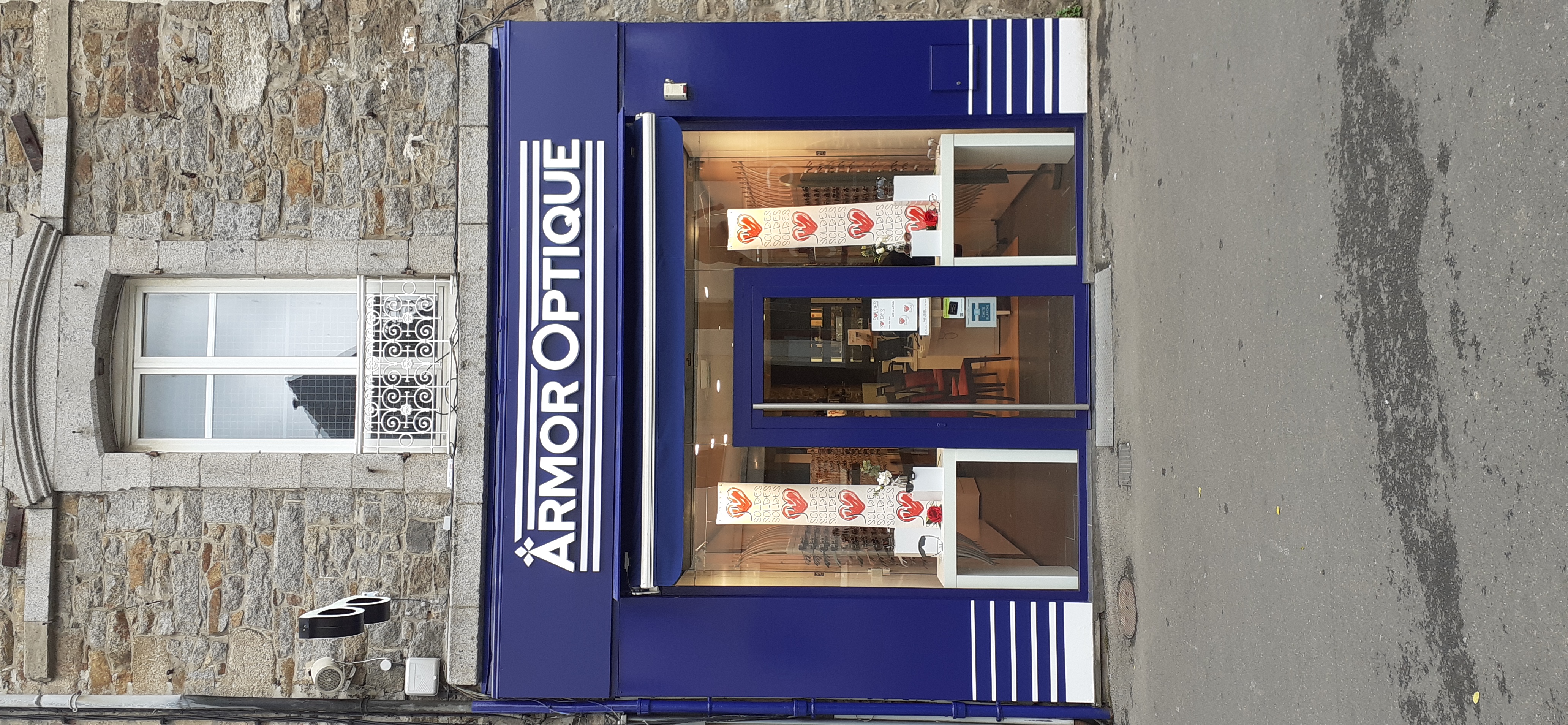 Réalisation Nouvelle identité visuelle pour ARMOR OPTIQUE : une façade rafraîchie et plus attractive - Saint-Brieuc