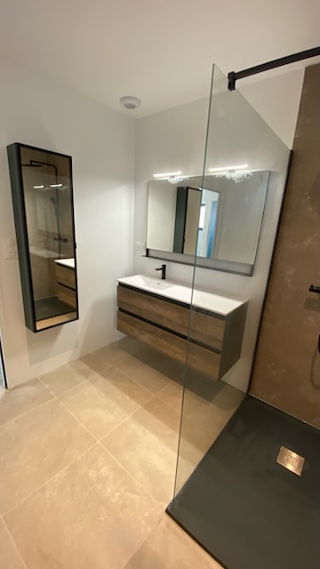 Réalisation Une salle de bains qui change tout : design, rangements et matériaux premium - Ploufragan