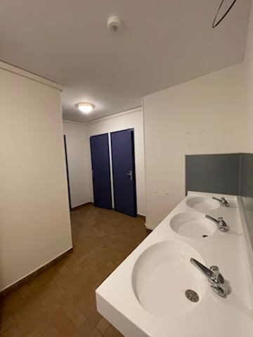 Réalisation 1 Rénovation des sanitaires du Complexe Marcel Paul à Ploufragan – modernité et accessibilité - Ploufragan