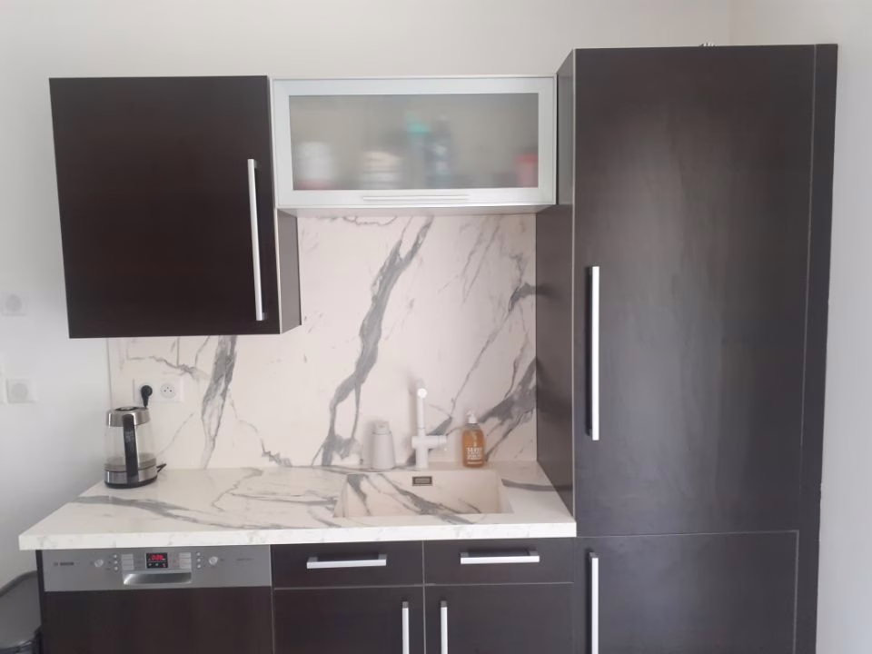 Transformer une cuisine sans tout changer : la force du plan compact premium - Ploufragan